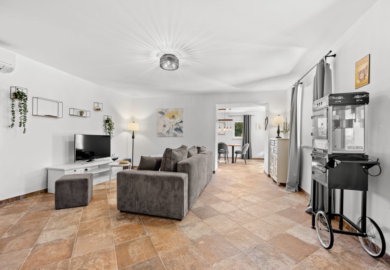 Вилла на Rebici - Villa Renata for 11 people with private heated pool & pet friendly