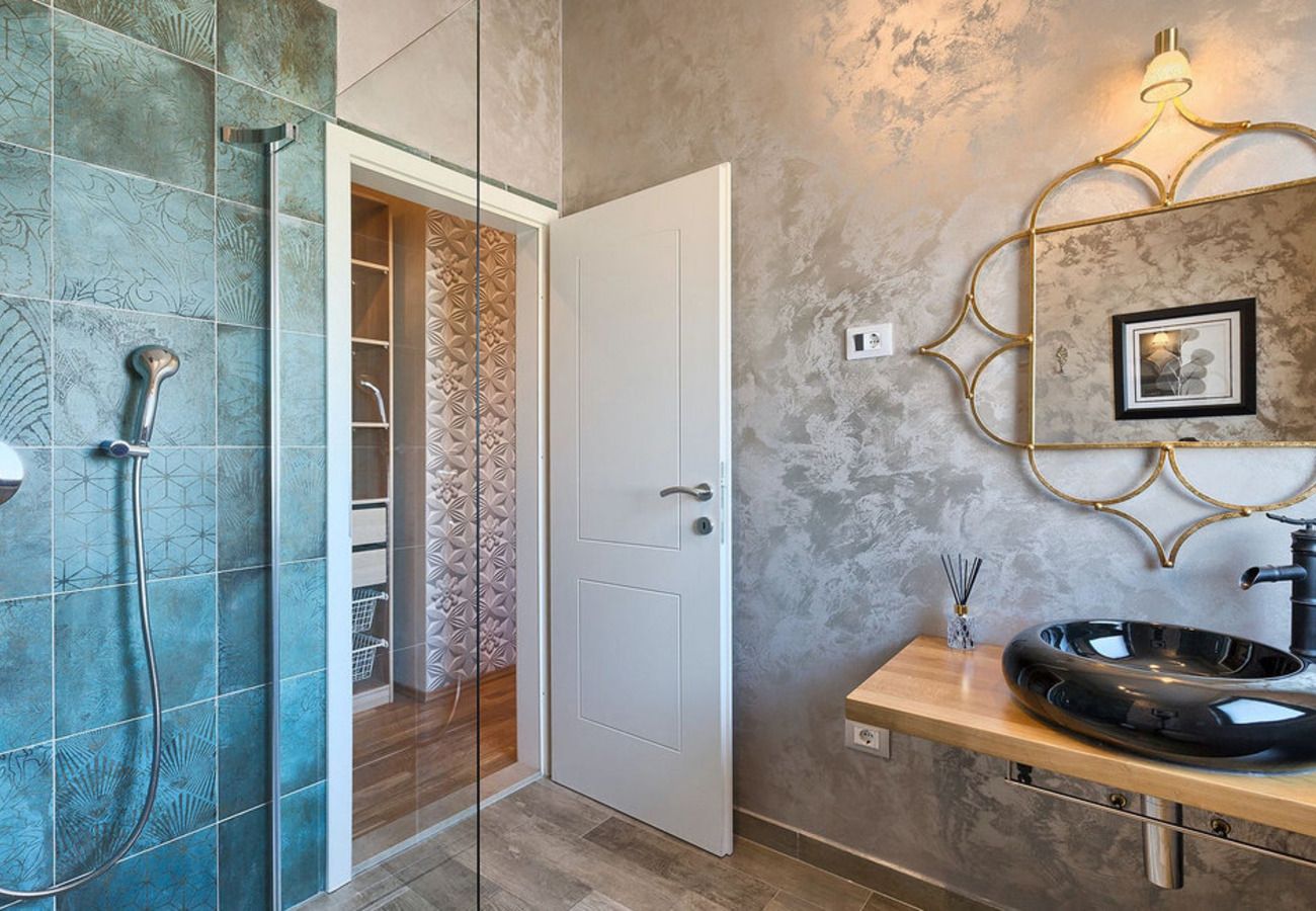 Вилла на Veliki Vareški - Villa Campi for 10 persons near Pula with large garden, private golf and tennis court, kids playground & wellness area 