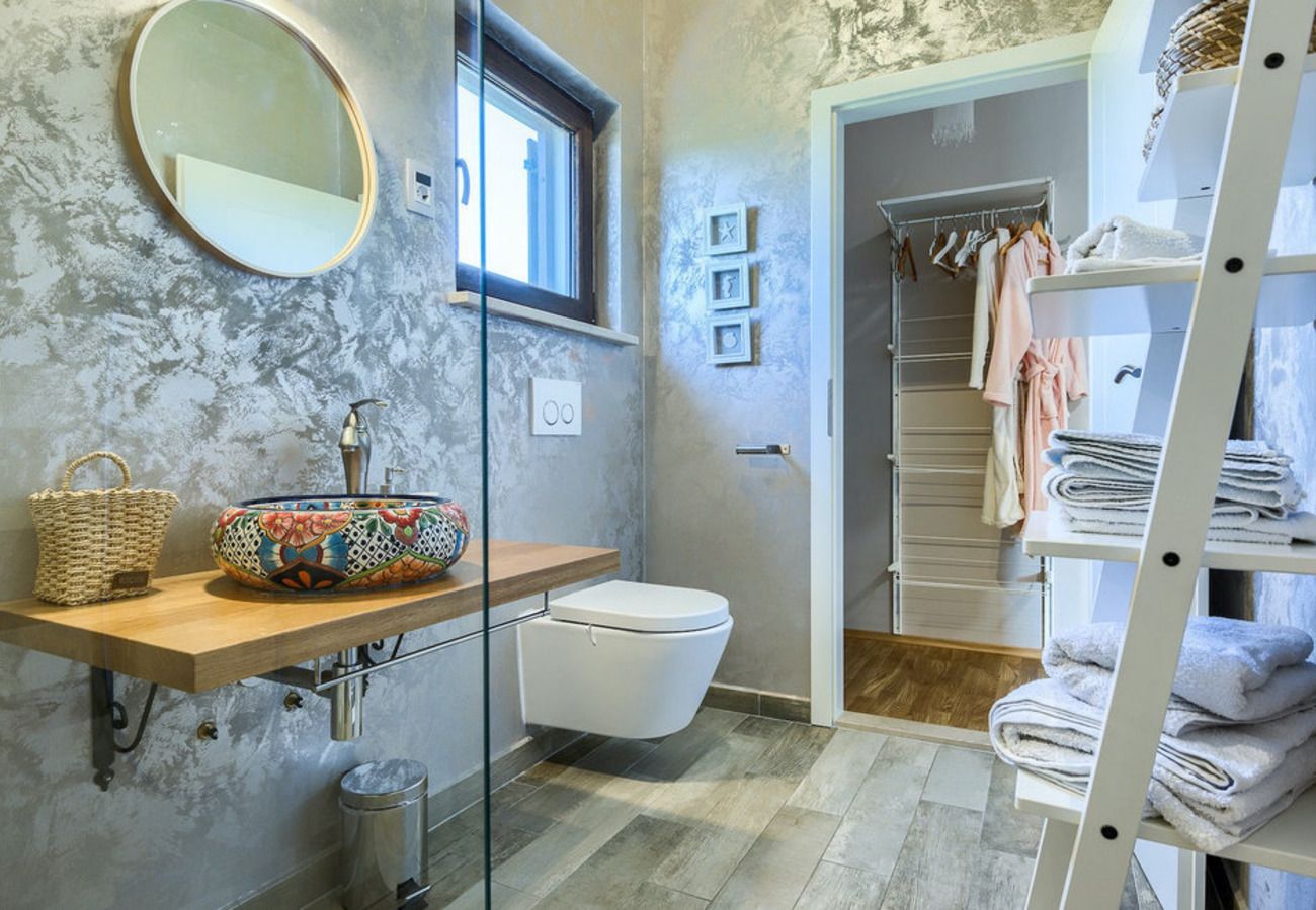 Вилла на Veliki Vareški - Villa Campi for 10 persons near Pula with large garden, private golf and tennis court, kids playground & wellness area 