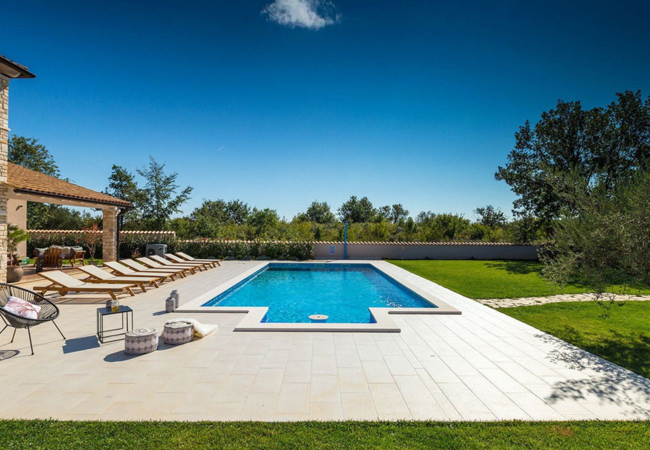 Вилла на Veliki Vareški - Villa Campi for 10 persons near Pula with large garden, private golf and tennis court, kids playground & wellness area 
