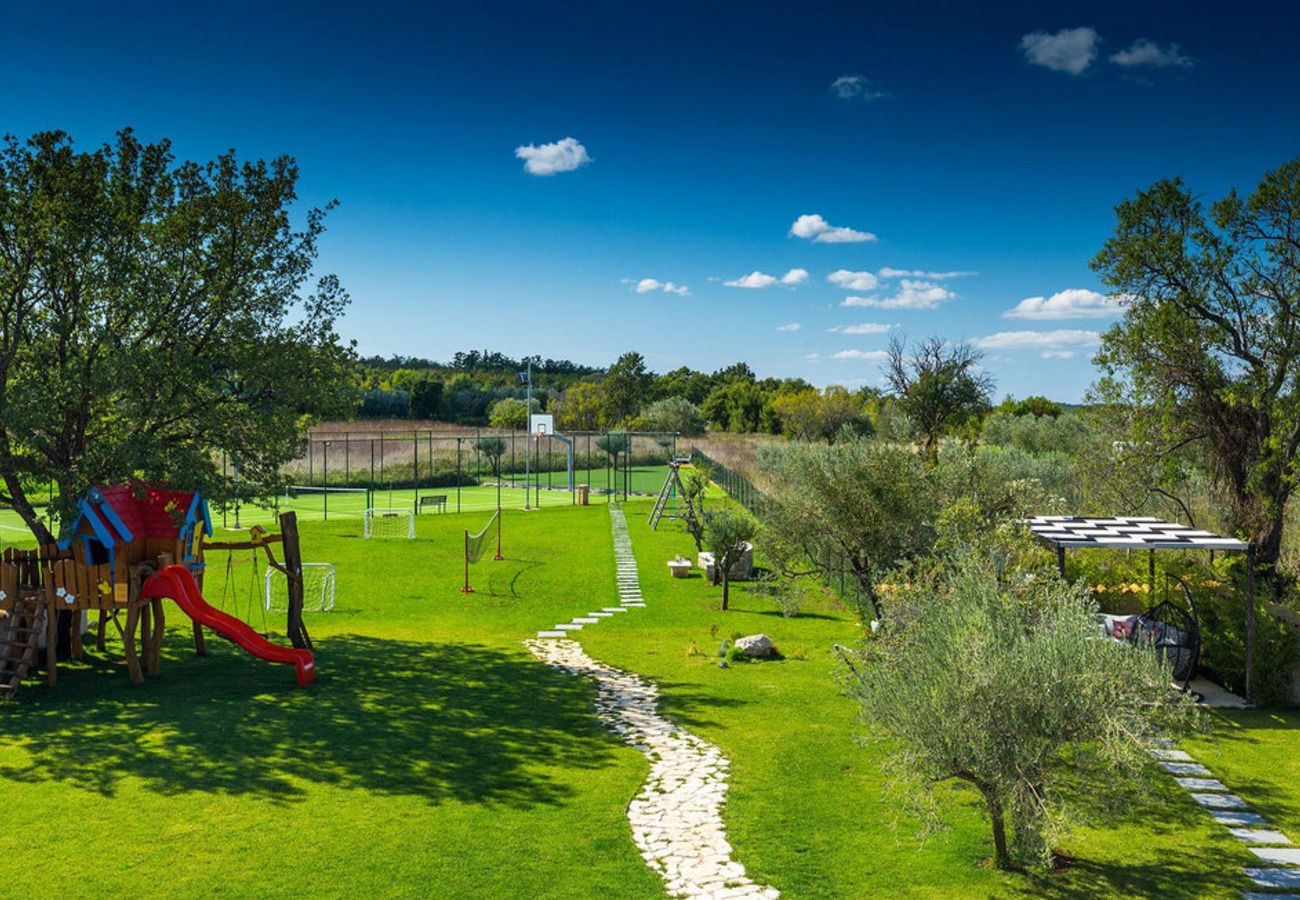 Вилла на Veliki Vareški - Villa Campi for 10 persons near Pula with large garden, private golf and tennis court, kids playground & wellness area 