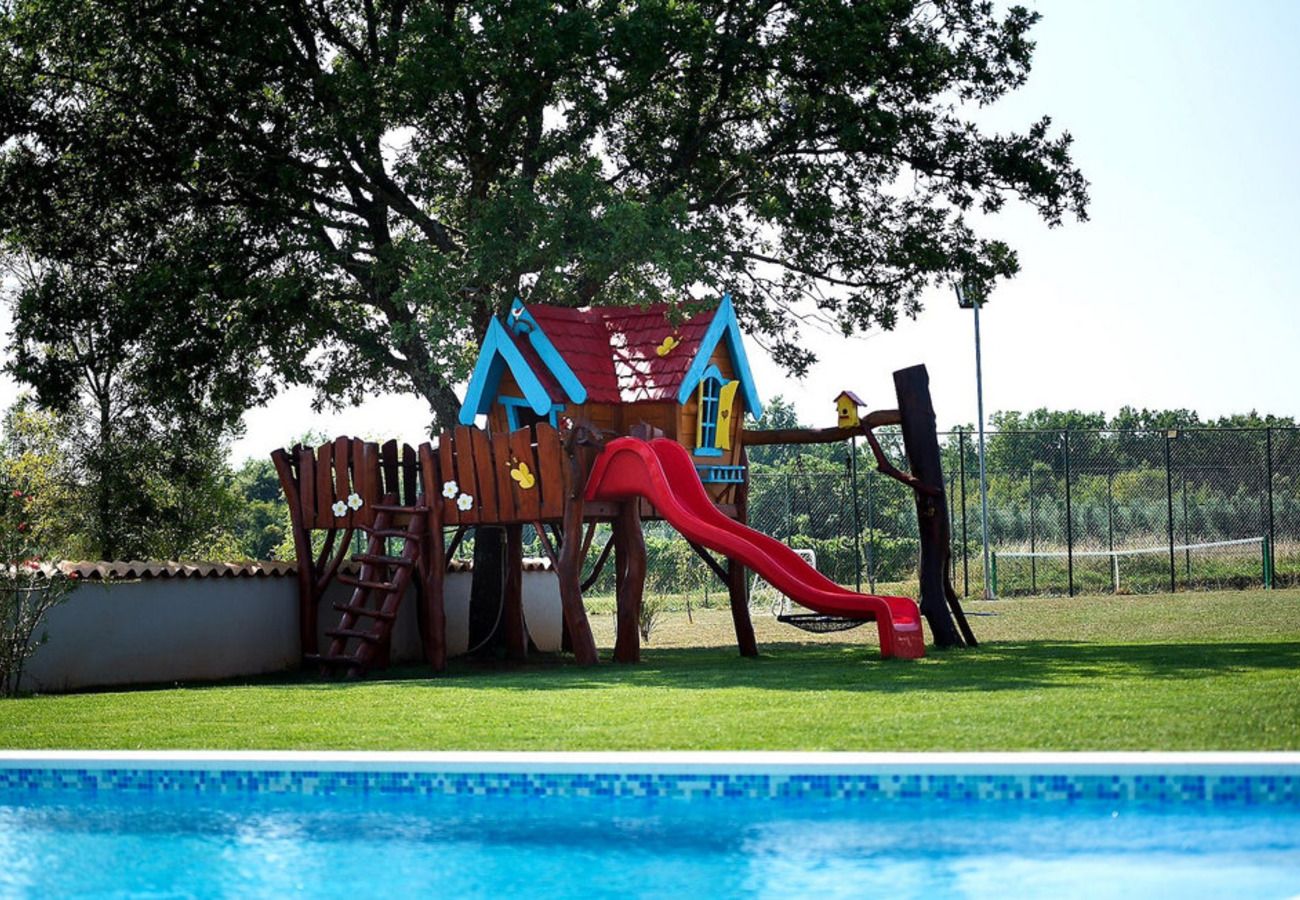 Вилла на Veliki Vareški - Villa Campi for 10 persons near Pula with large garden, private golf and tennis court, kids playground & wellness area 