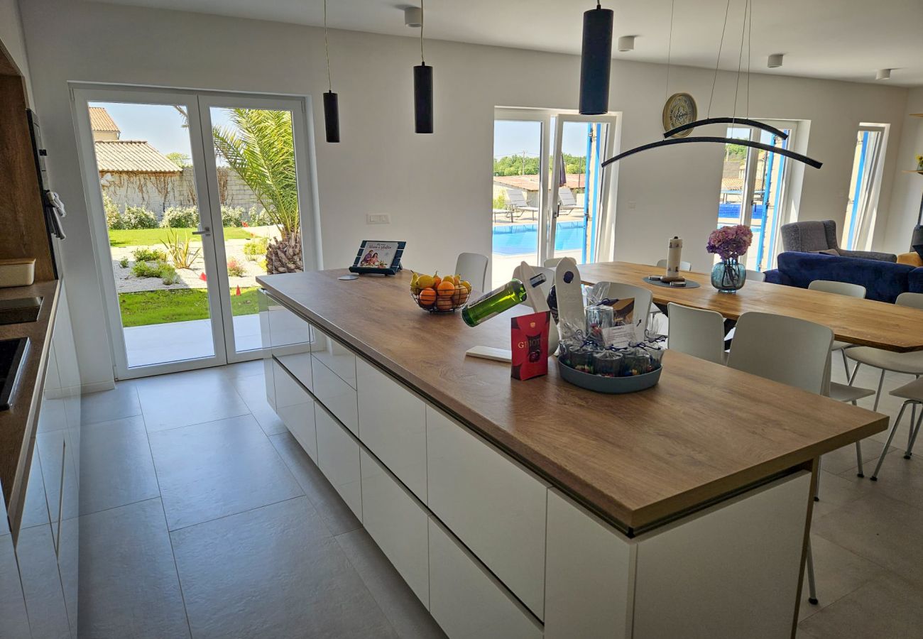 Вилла на Rapavel - Villa Blue Moon for 9 persons near Poreč with 42 m2 heated pool, wellness, kids playground & sea view