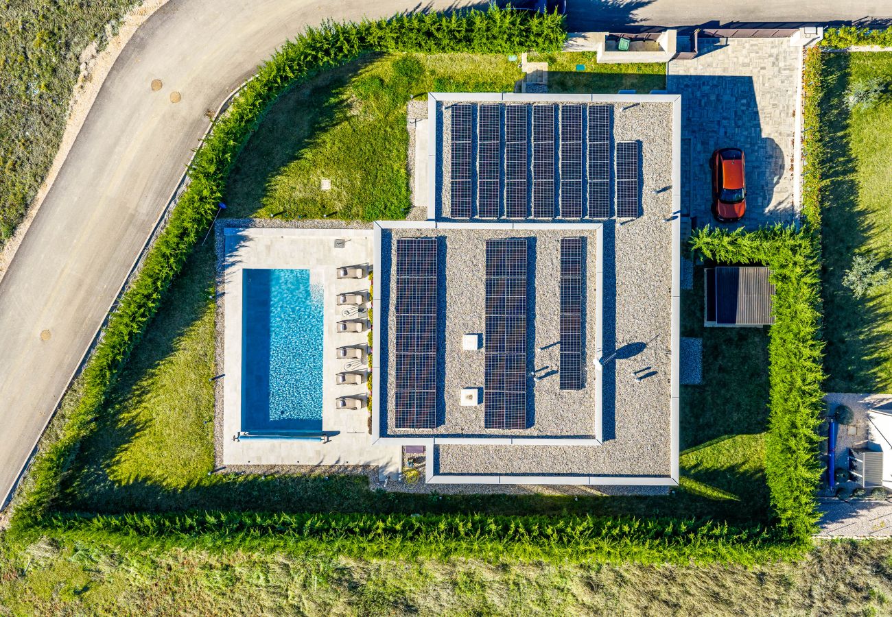 Вилла на Brtonigla - Villa Miracle for 5 persons near Novigrad with wellness area, 50 m2 heated pool, sea view & kids playground