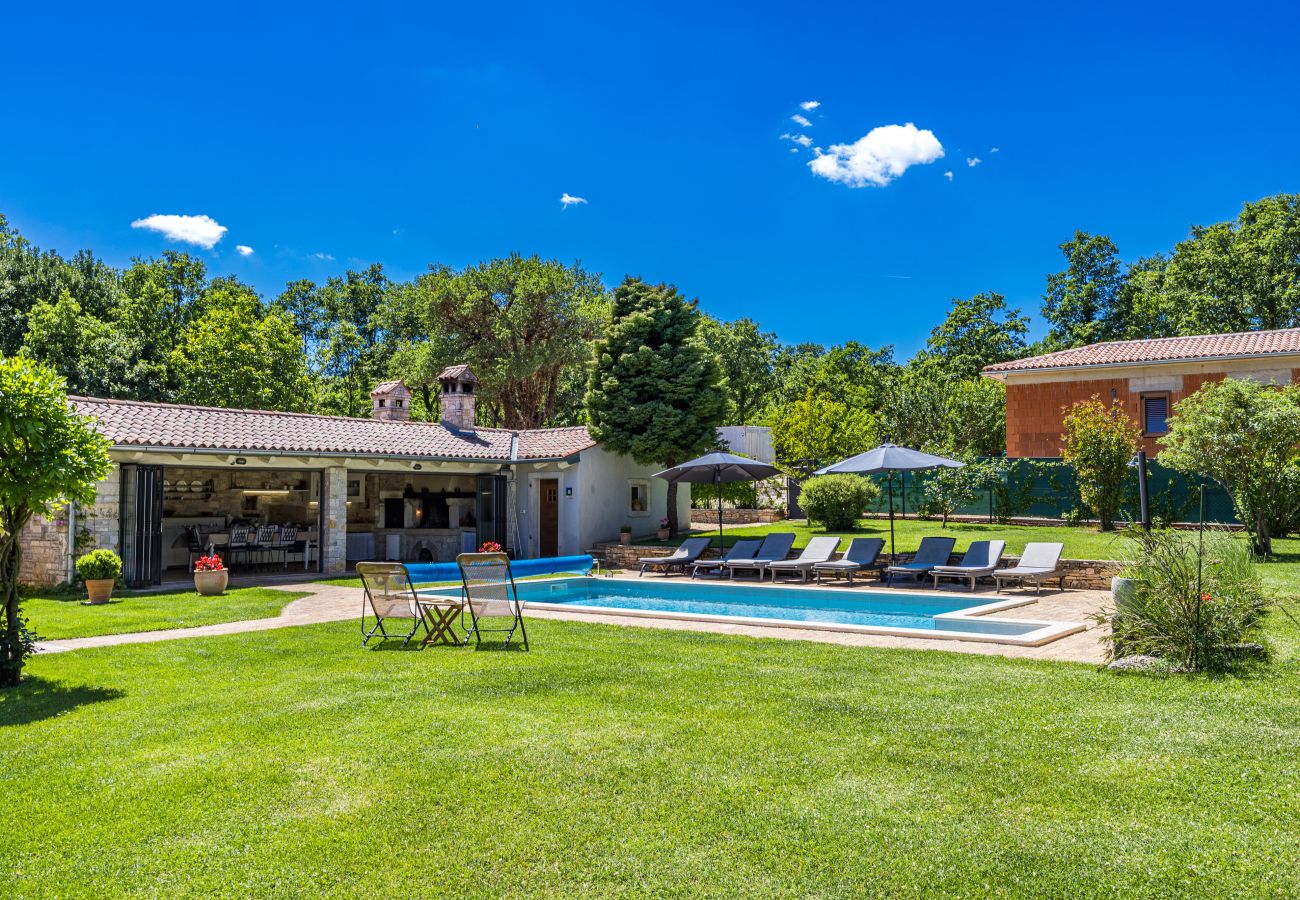 Вилла на Prodol - Villa Lipa for 8 persons near Pula with 41 m2 heated pool, beautiful garden, sauna & kids playground