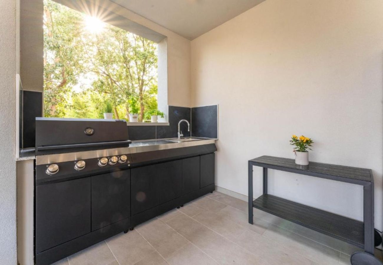 Вилла на Medulin - Villa Chillax in Medulin for 10 people with 47 m2 private pool, jacuzzi & sea view - only 400 meters from beach