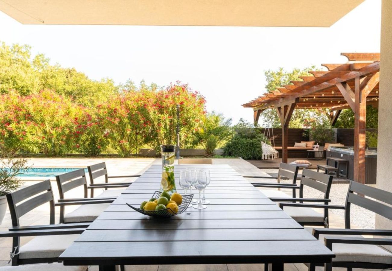 Вилла на Medulin - Villa Chillax in Medulin for 10 people with 47 m2 private pool, jacuzzi & sea view - only 400 meters from beach