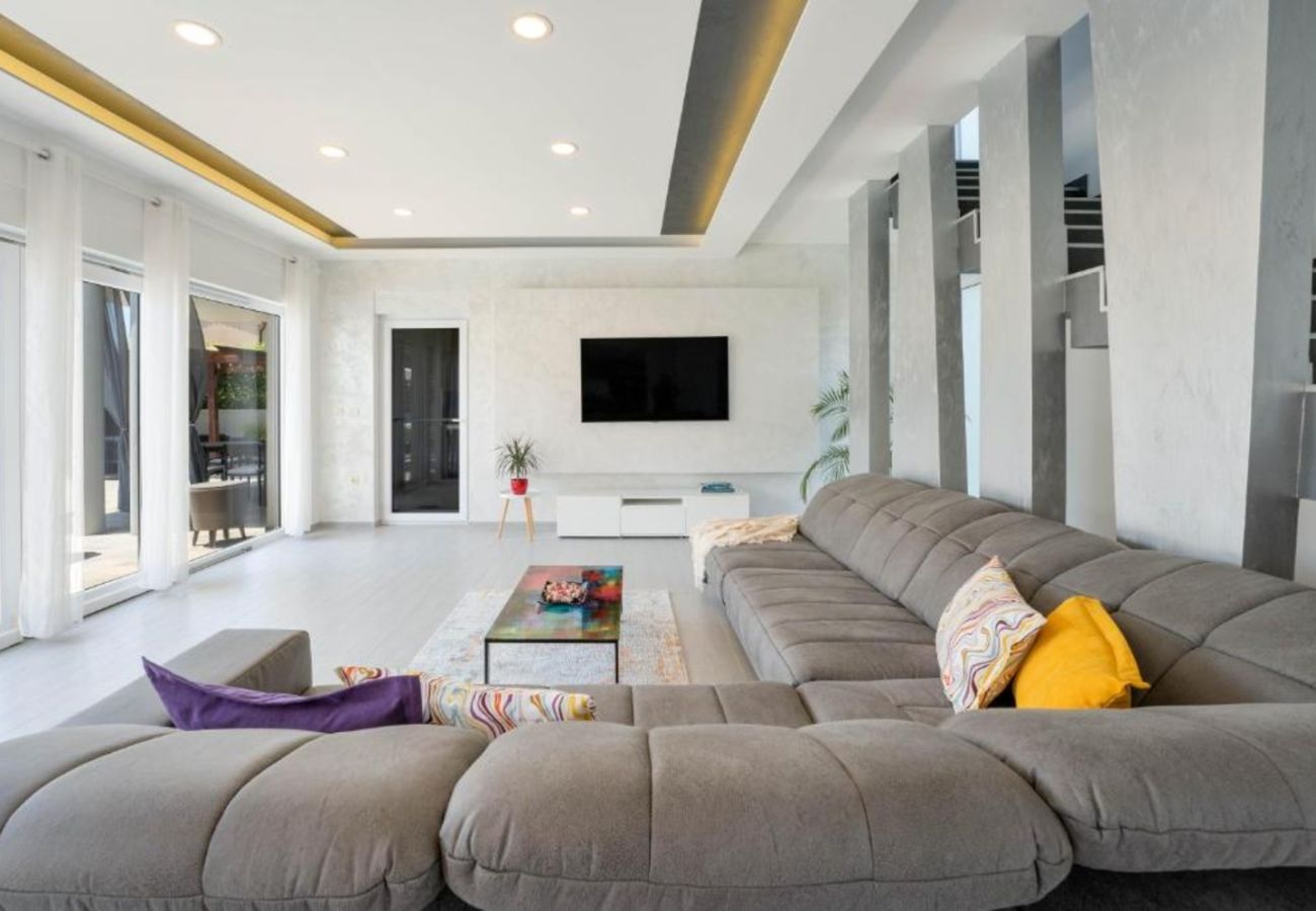 Вилла на Medulin - Villa Chillax in Medulin for 10 people with 47 m2 private pool, jacuzzi & sea view - only 400 meters from beach