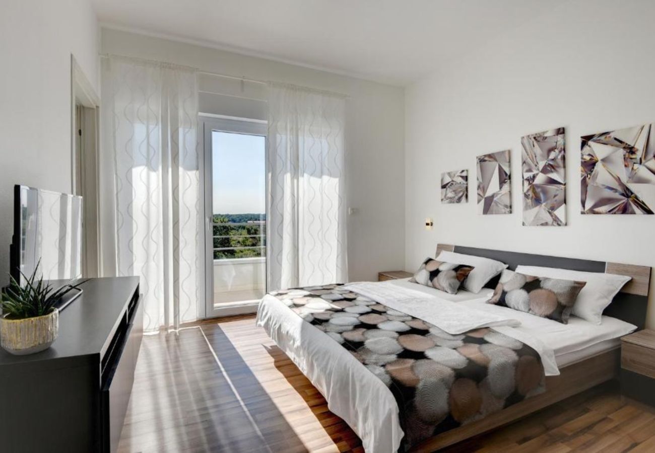 Вилла на Medulin - Villa Chillax in Medulin for 10 people with 47 m2 private pool, jacuzzi & sea view - only 400 meters from beach