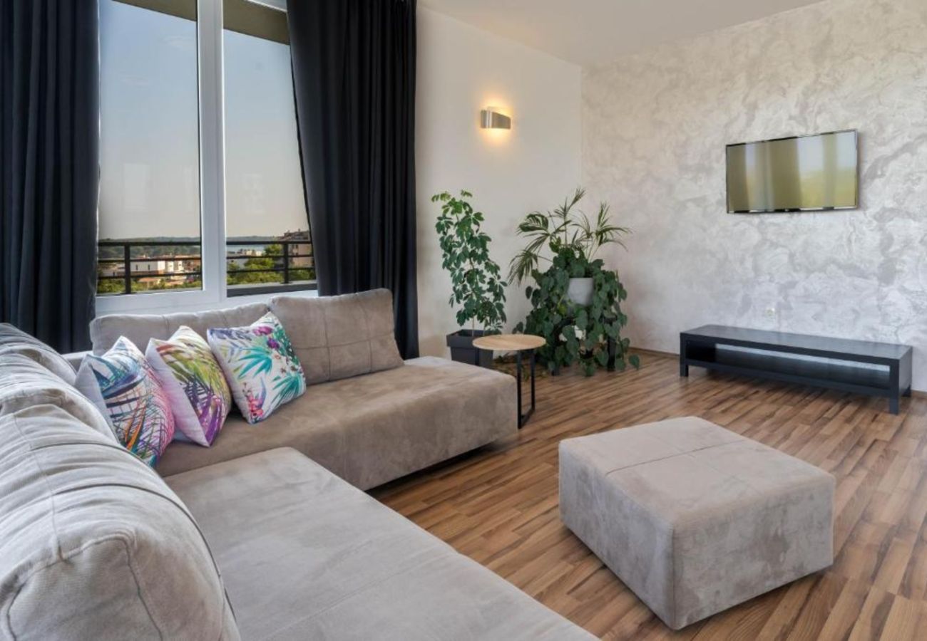 Вилла на Medulin - Villa Chillax in Medulin for 10 people with 47 m2 private pool, jacuzzi & sea view - only 400 meters from beach