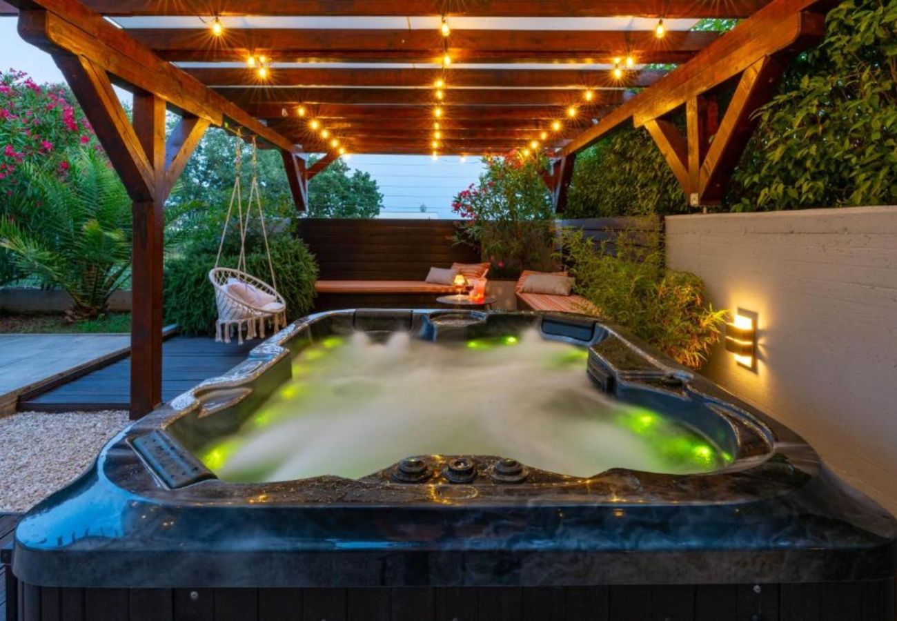 Вилла на Medulin - Villa Chillax in Medulin for 10 people with 47 m2 private pool, jacuzzi & sea view - only 400 meters from beach