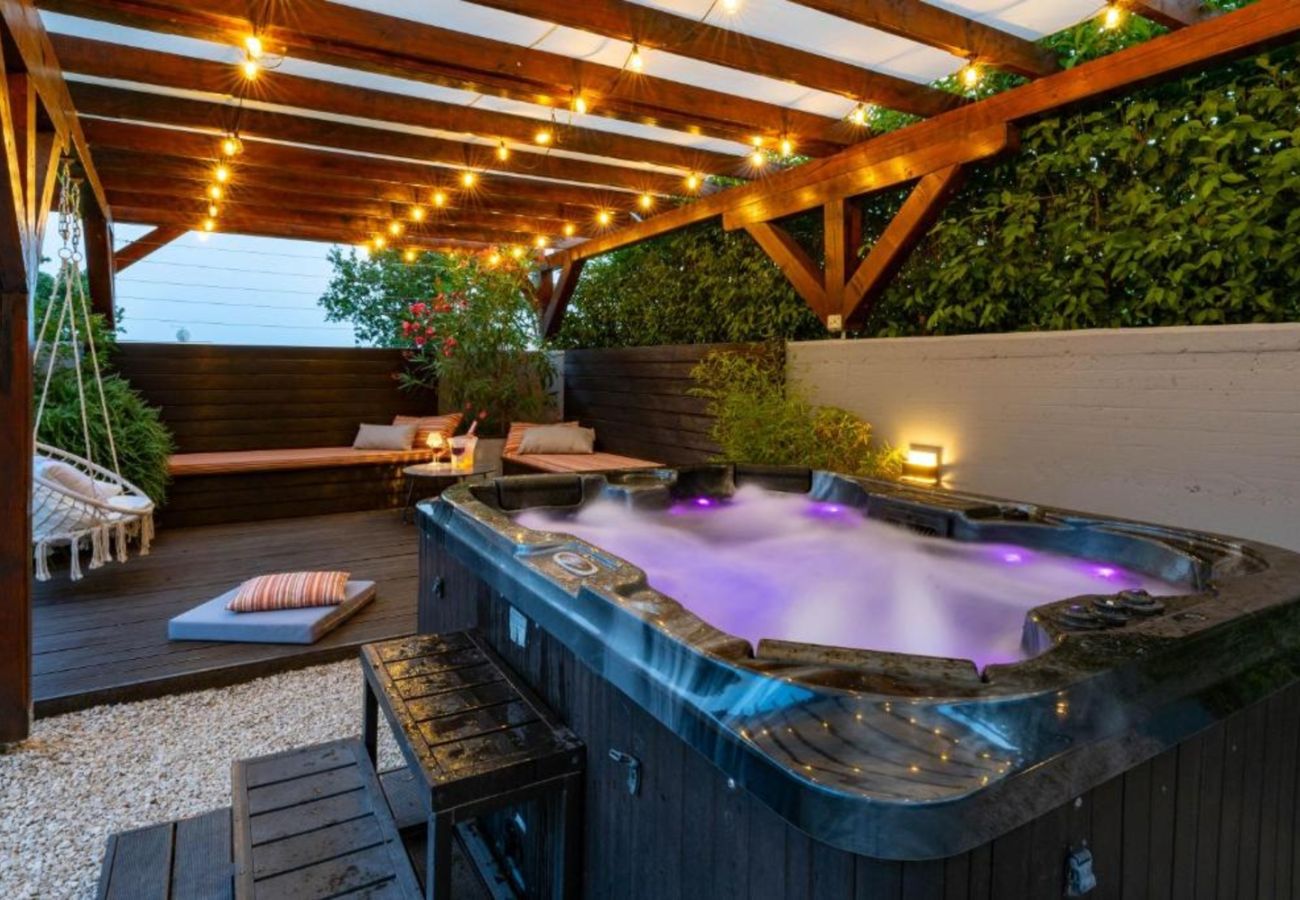 Вилла на Medulin - Villa Chillax in Medulin for 10 people with 47 m2 private pool, jacuzzi & sea view - only 400 meters from beach