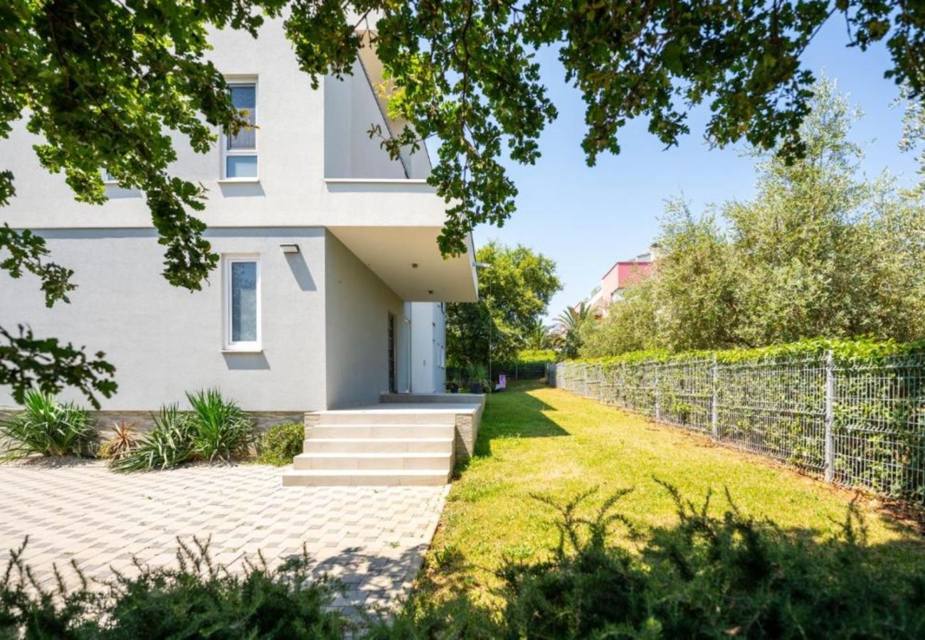 Вилла на Medulin - Villa Chillax in Medulin for 10 people with 47 m2 private pool, jacuzzi & sea view - only 400 meters from beach