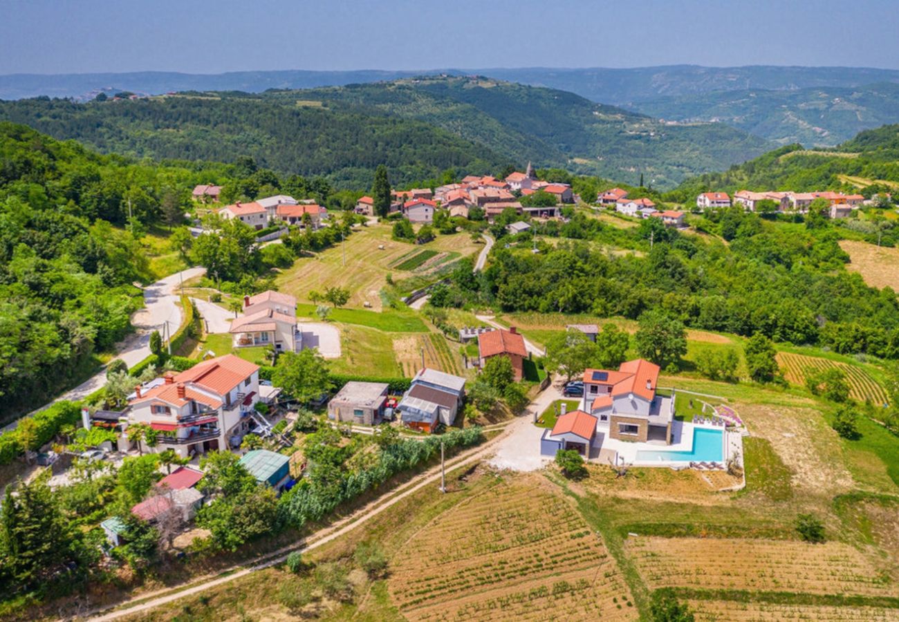 Вилла на Kašcerga - Villa Padova for 12 persons near Motovun with 84 m2 infinity pool with panoramic view & beautiful garden