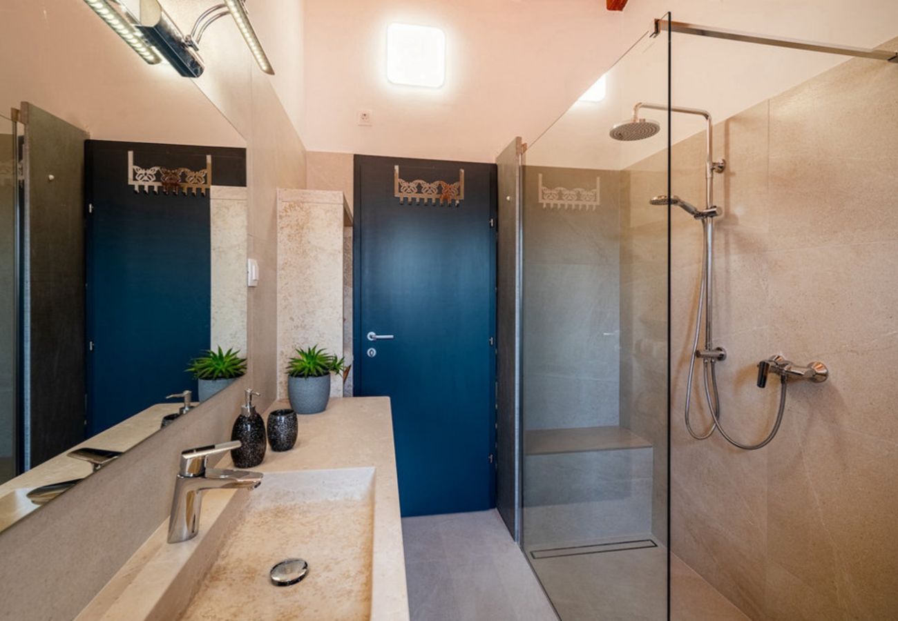 Вилла на Kašcerga - Villa Padova for 12 persons near Motovun with 84 m2 infinity pool with panoramic view & beautiful garden