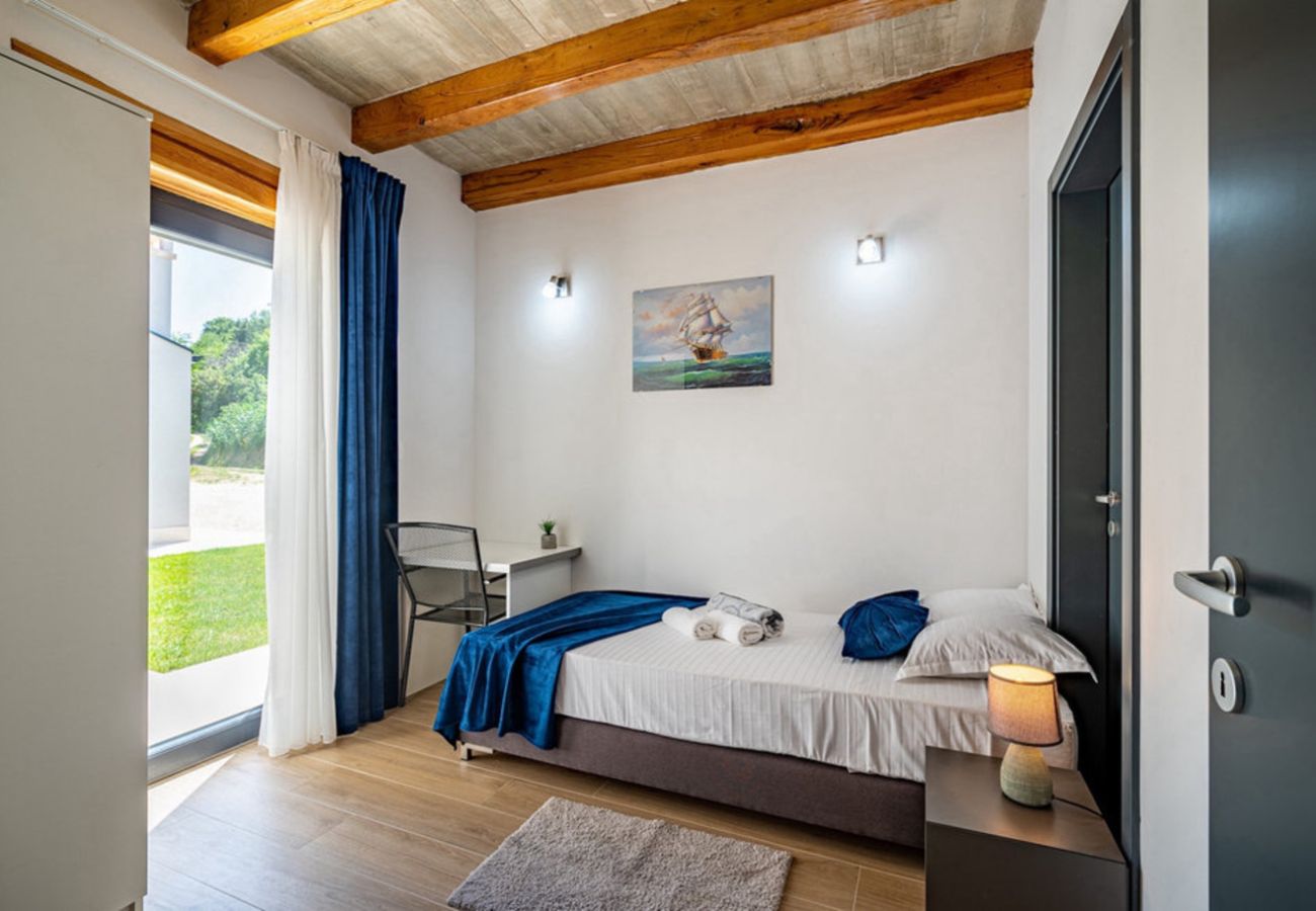 Вилла на Kašcerga - Villa Padova for 12 persons near Motovun with 84 m2 infinity pool with panoramic view & beautiful garden