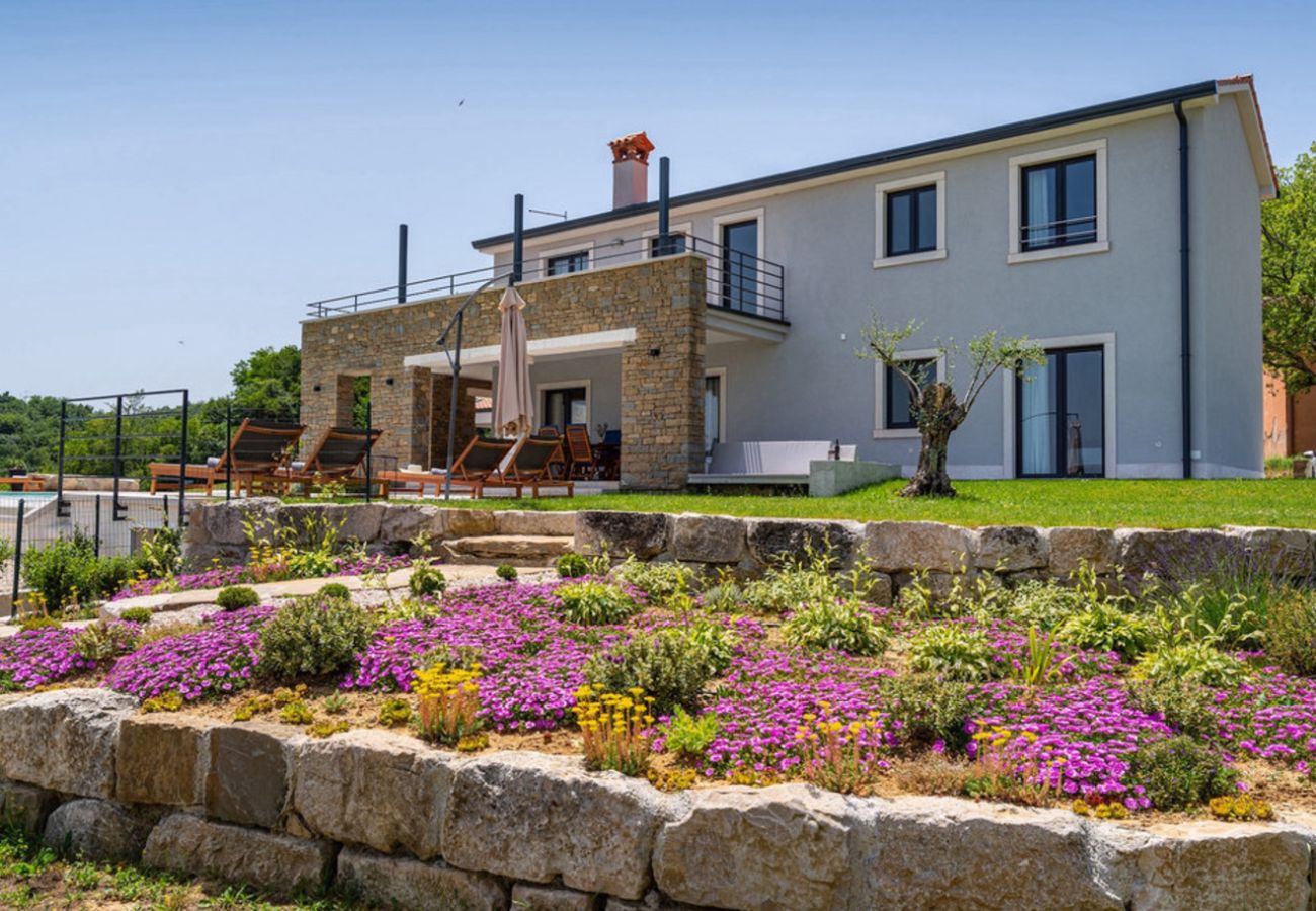 Вилла на Kašcerga - Villa Padova for 12 persons near Motovun with 84 m2 infinity pool with panoramic view & beautiful garden