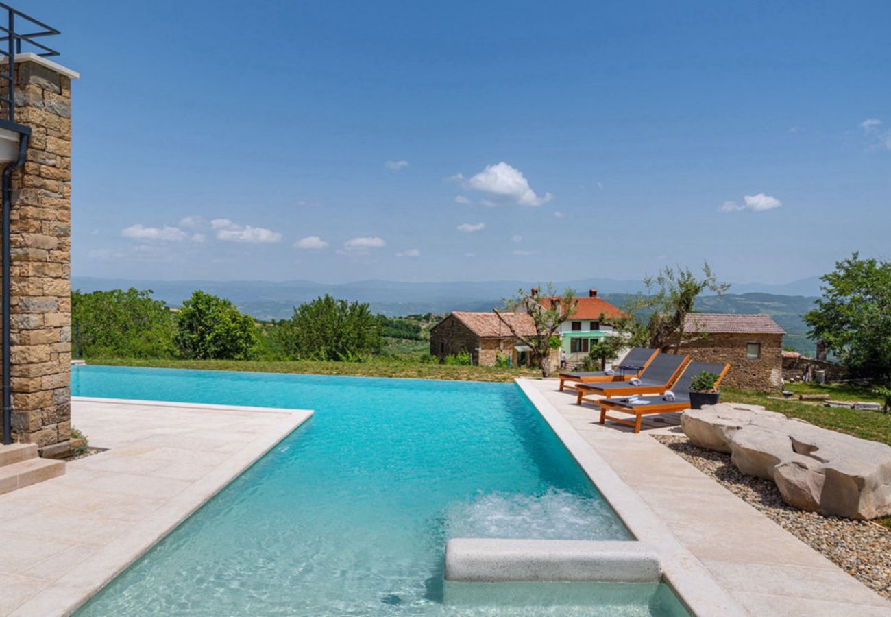 Вилла на Kašcerga - Villa Padova for 12 persons near Motovun with 84 m2 infinity pool with panoramic view & beautiful garden