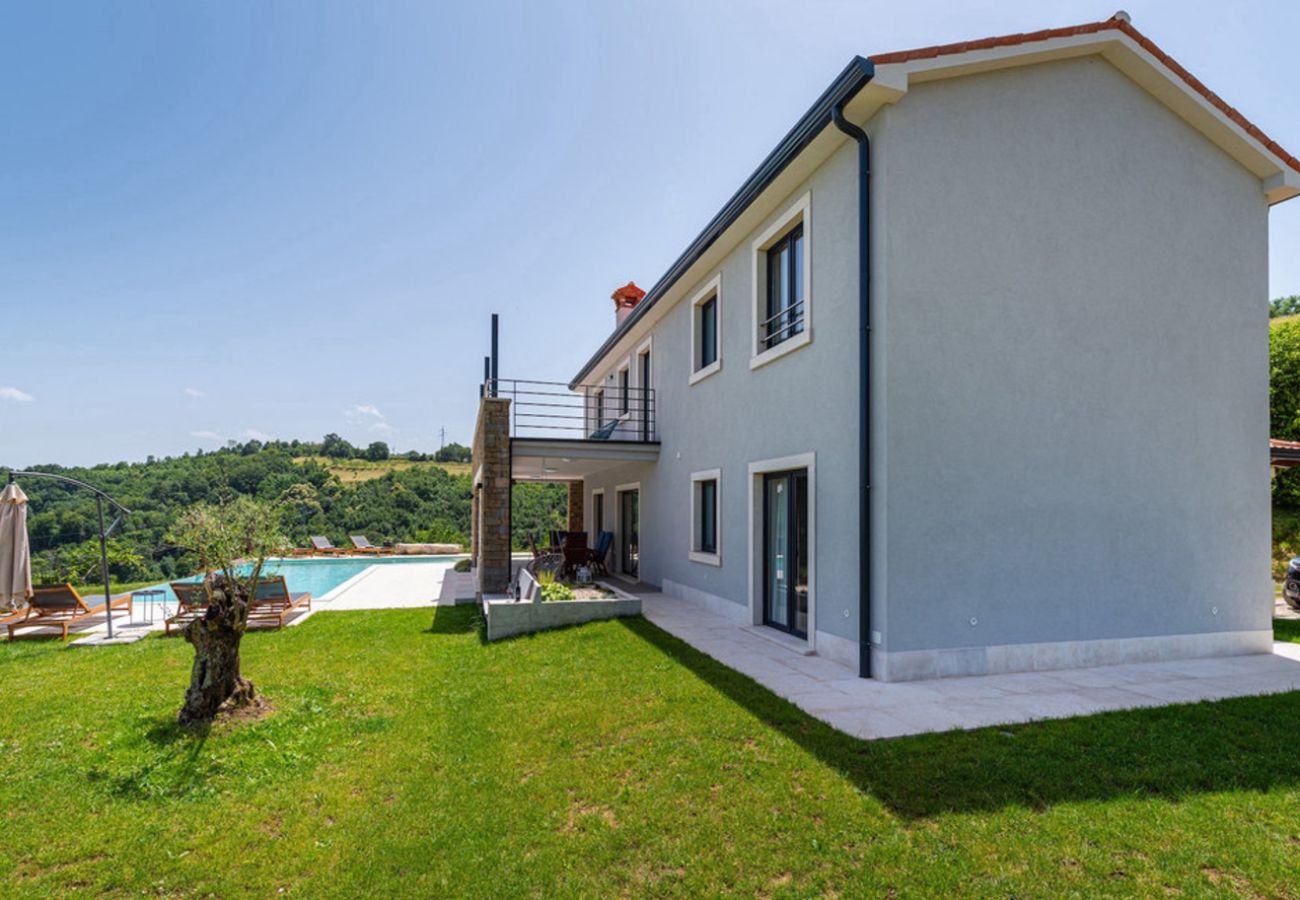 Вилла на Kašcerga - Villa Padova for 12 persons near Motovun with 84 m2 infinity pool with panoramic view & beautiful garden