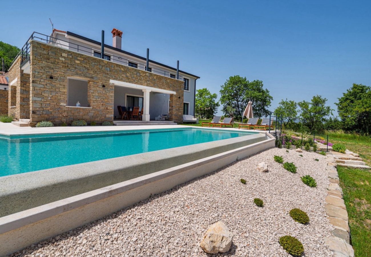 Вилла на Kašcerga - Villa Padova for 12 persons near Motovun with 84 m2 infinity pool with panoramic view & beautiful garden