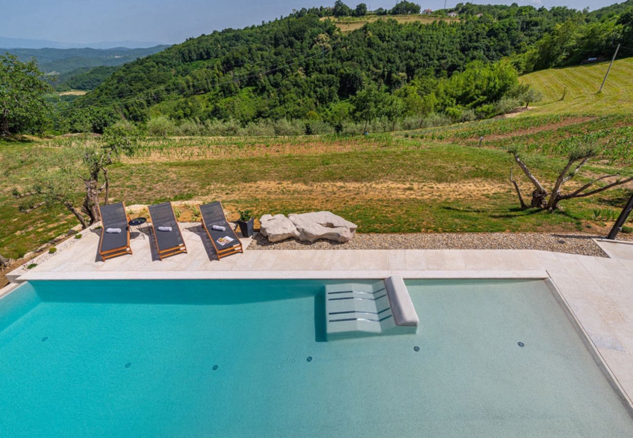 Вилла на Kašcerga - Villa Padova for 12 persons near Motovun with 84 m2 infinity pool with panoramic view & beautiful garden