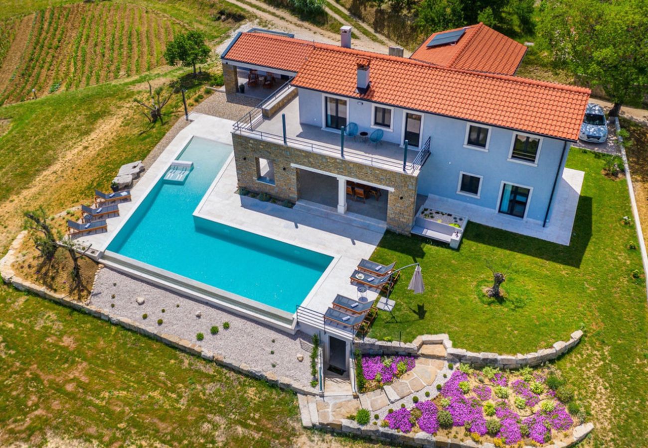 Вилла на Kašcerga - Villa Padova for 12 persons near Motovun with 84 m2 infinity pool with panoramic view & beautiful garden