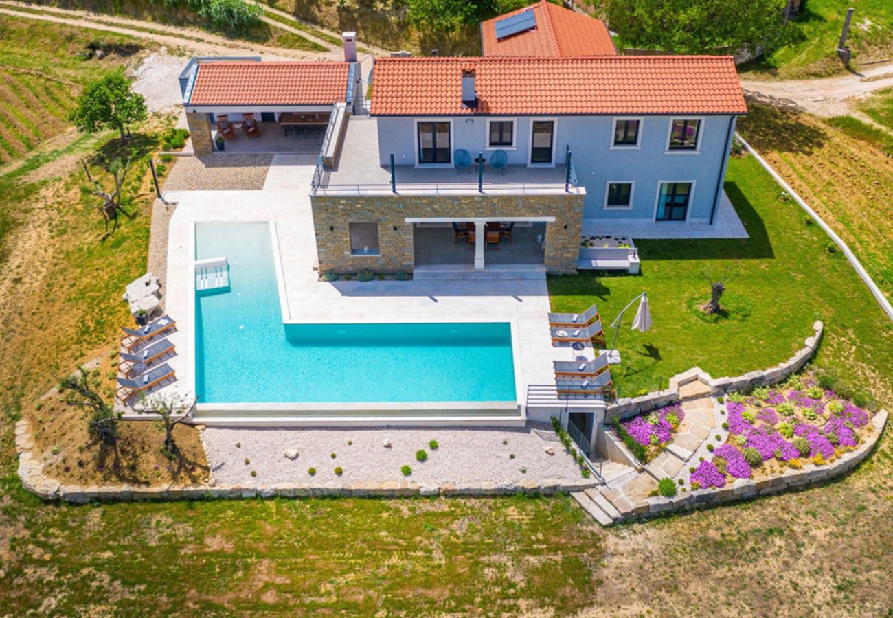 Вилла на Kašcerga - Villa Padova for 12 persons near Motovun with 84 m2 infinity pool with panoramic view & beautiful garden