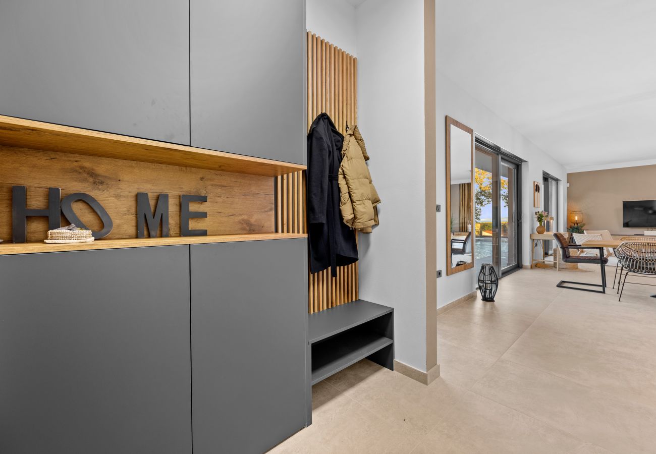 Вилла на Ližnjan - Casa Carla near Medulin for 10 persons with 48 m2 heated pool and beautiful sea view - pet friendly