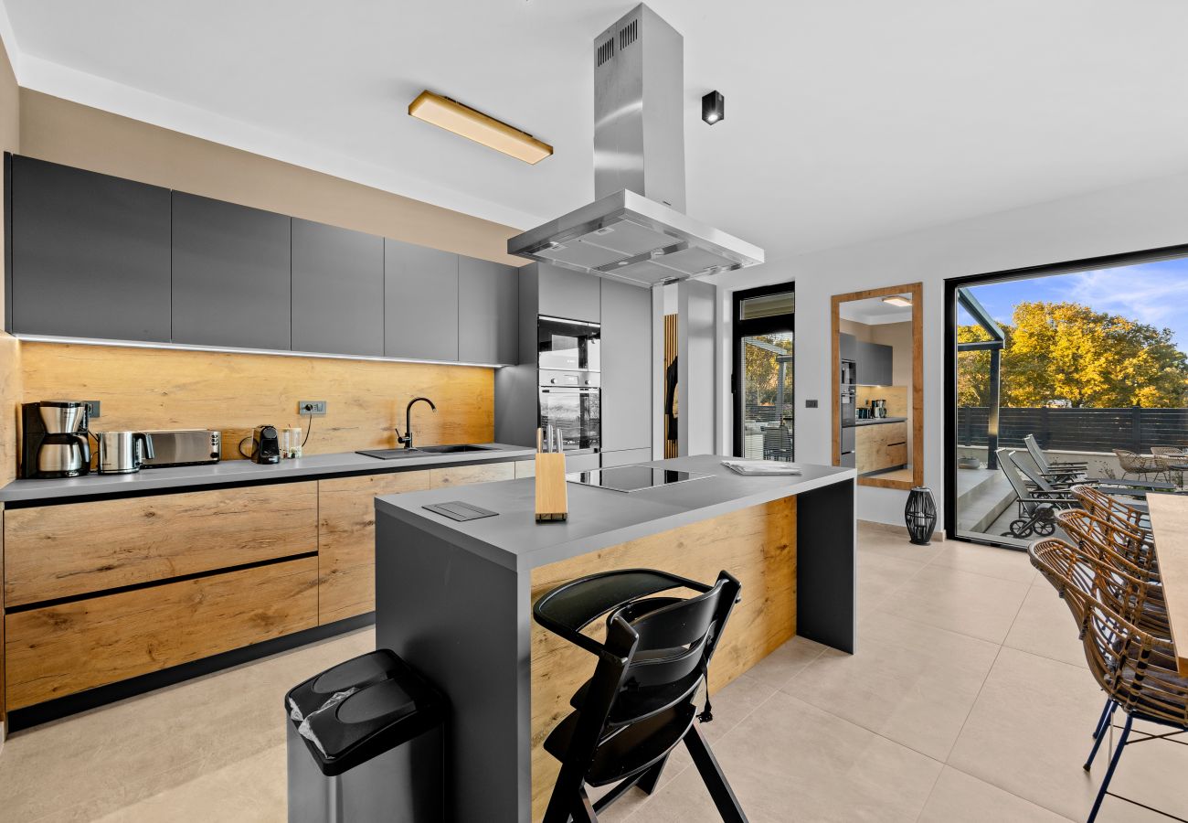 Вилла на Ližnjan - Casa Carla near Medulin for 10 persons with 48 m2 heated pool and beautiful sea view - pet friendly