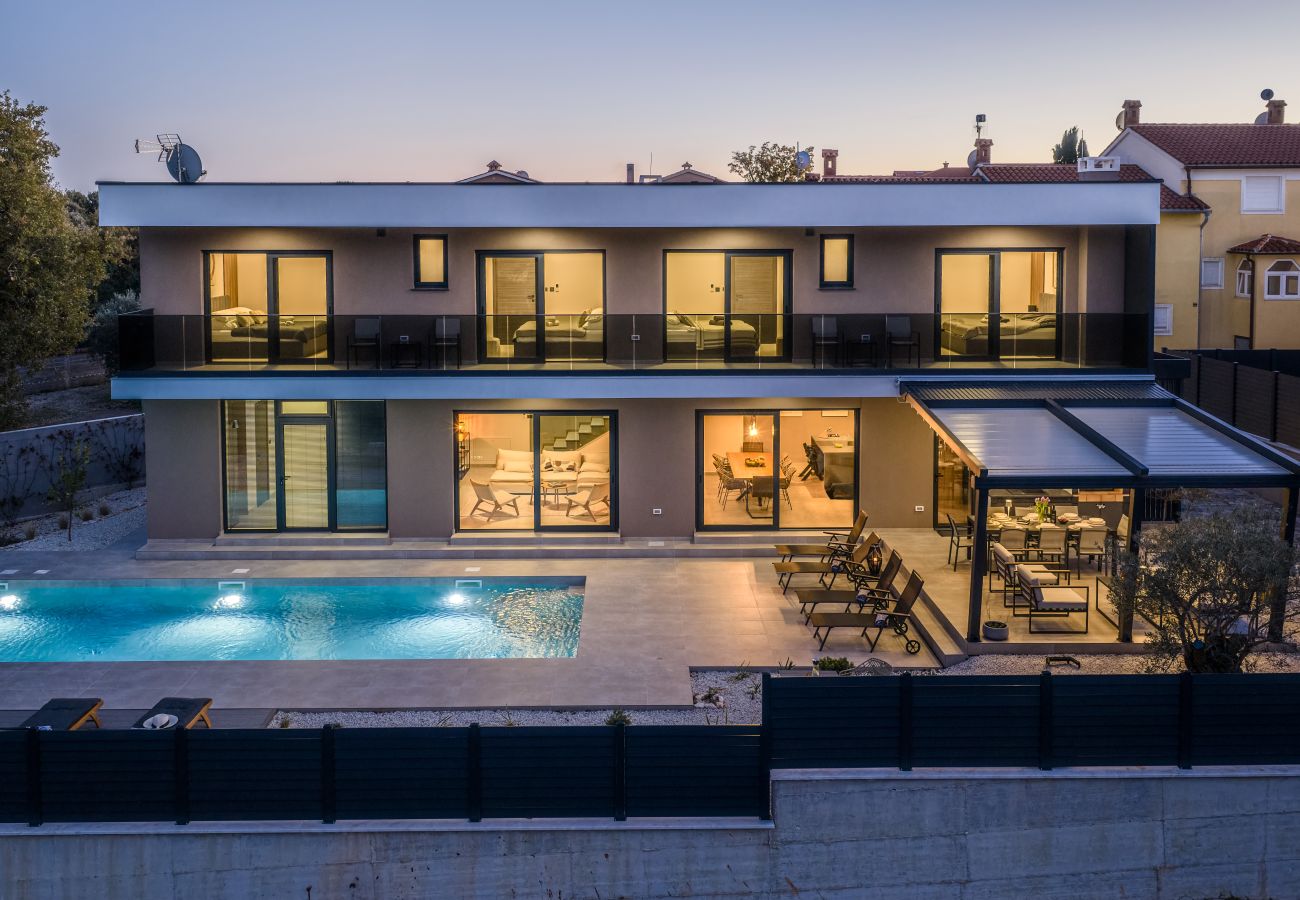 Вилла на Ližnjan - Casa Carla near Medulin for 10 persons with 48 m2 heated pool and beautiful sea view - pet friendly