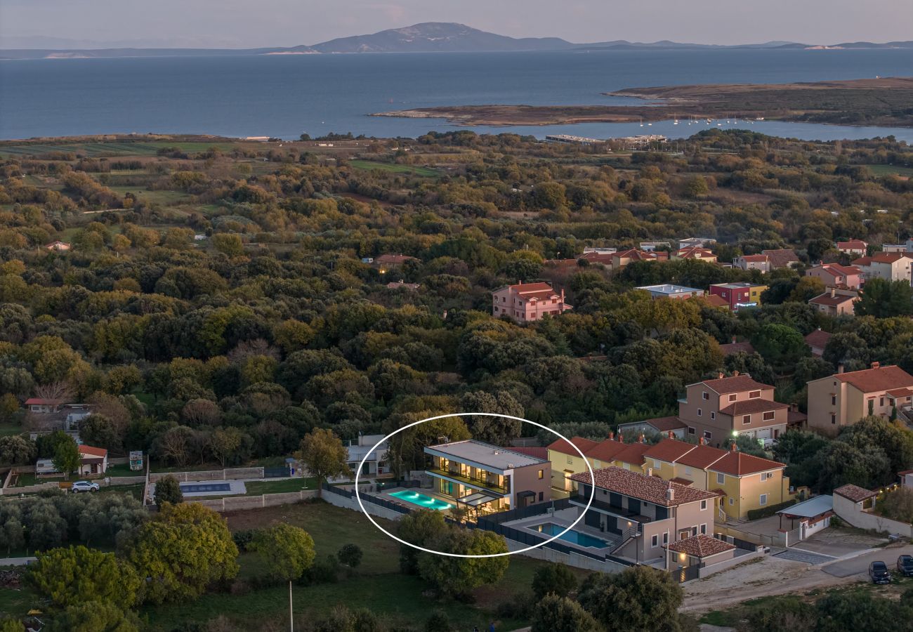 Вилла на Ližnjan - Casa Carla near Medulin for 10 persons with 48 m2 heated pool and beautiful sea view - pet friendly