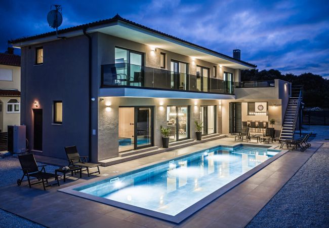 Вилла на Ližnjan - Villa Malena near Medulin for 8 persons with 51 m2 heated pool, wellness & beautiful sea view