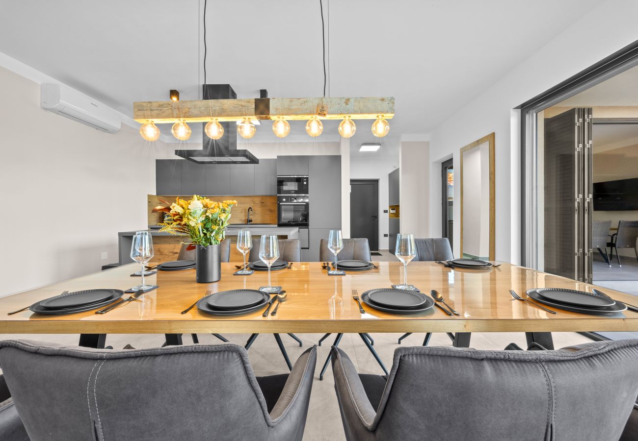 Вилла на Ližnjan - Villa Malena near Medulin for 8 persons with 51 m2 heated pool, wellness & beautiful sea view