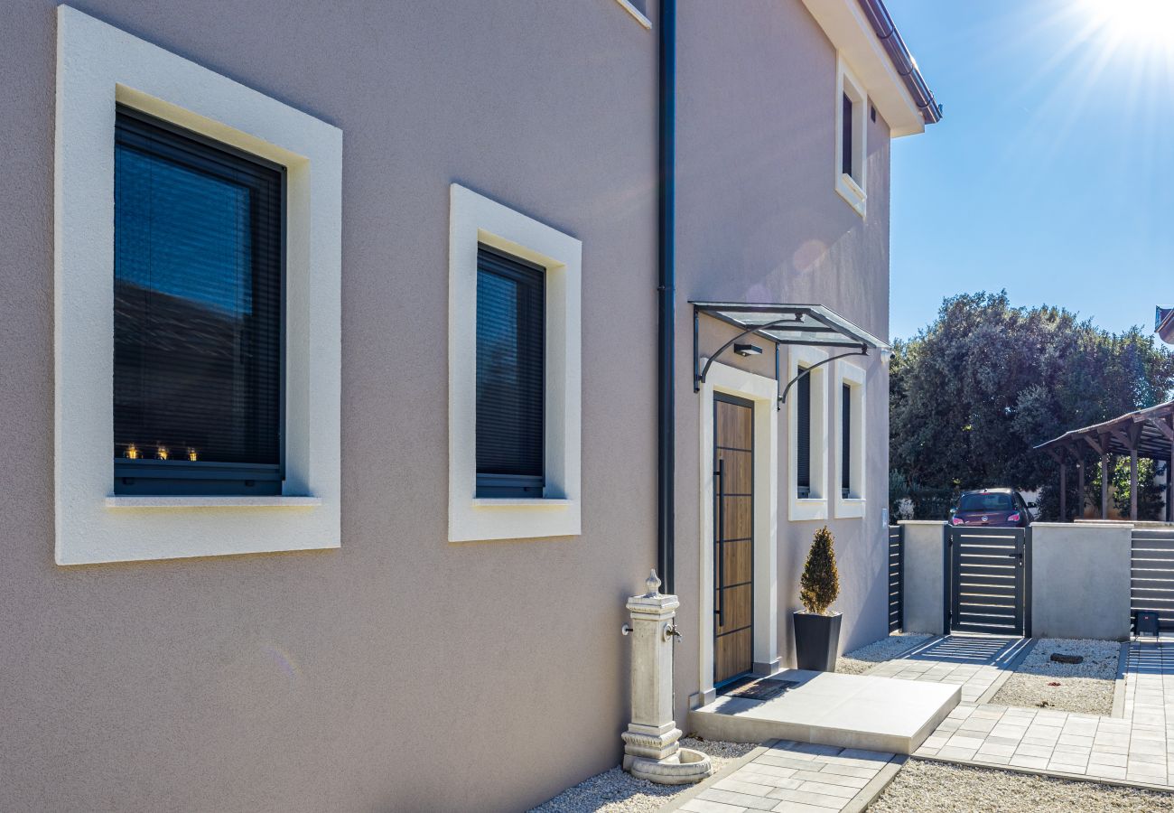 Вилла на Ližnjan - Villa Malena near Medulin for 8 persons with 51 m2 heated pool, wellness & beautiful sea view