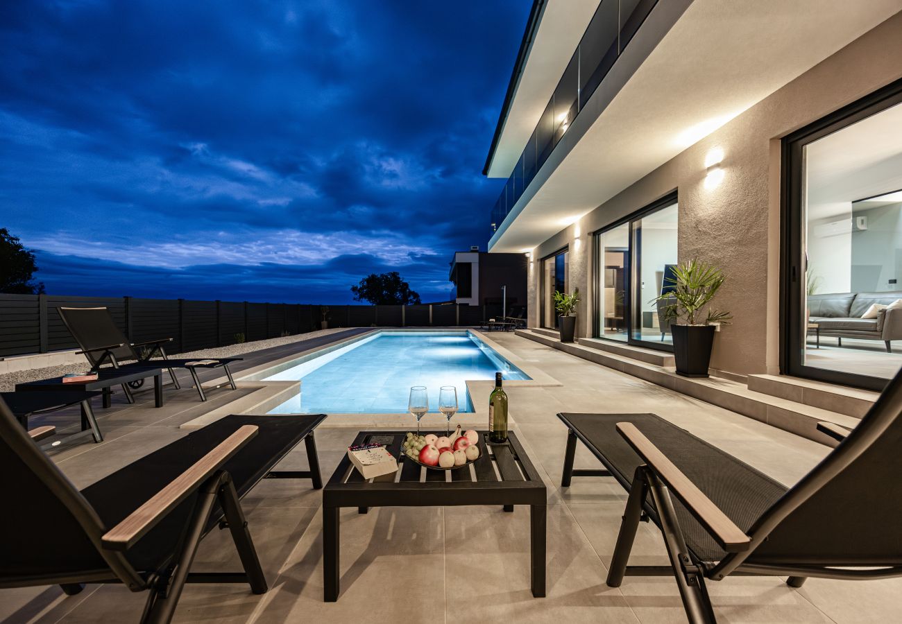 Вилла на Ližnjan - Villa Malena near Medulin for 8 persons with 51 m2 heated pool, wellness & beautiful sea view