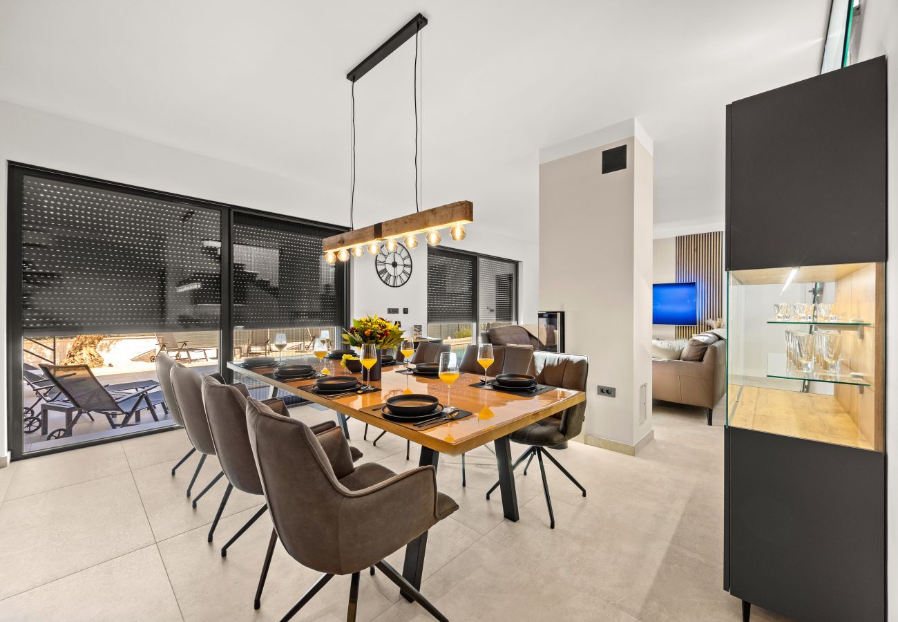 Вилла на Ližnjan - Villa Malena near Medulin for 8 persons with 51 m2 heated pool, wellness & beautiful sea view