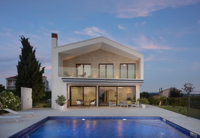 Вилла на Brnobici - Villa Mariva for 8 persons near Poreč with 44 m2 heated pool, sea view, fitness & kids playground