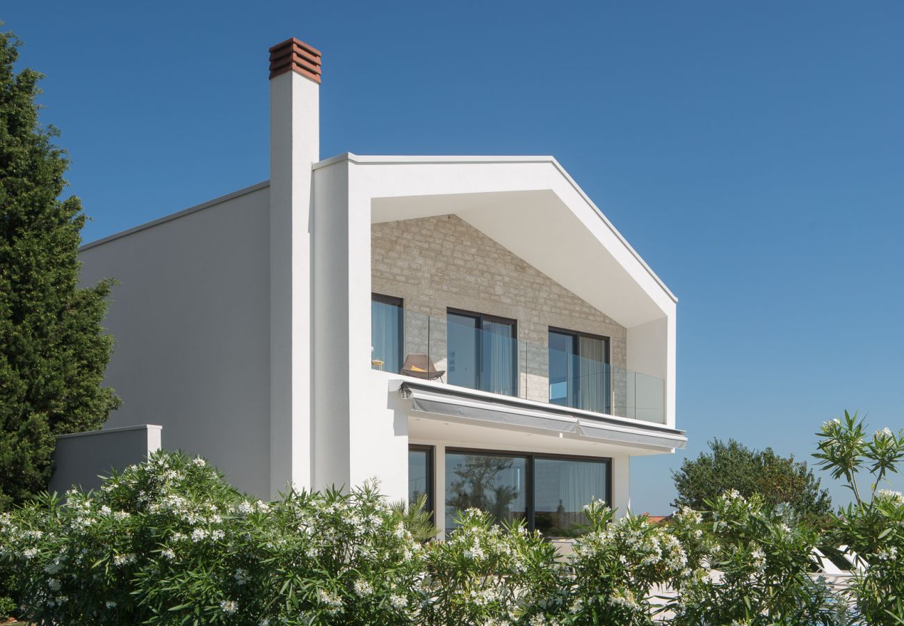 Вилла на Brnobici - Villa Mariva for 8 persons near Poreč with 44 m2 heated pool, sea view, fitness & kids playground