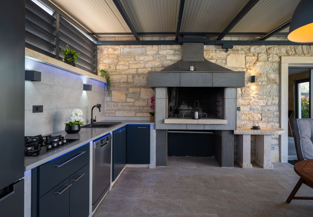 Вилла на Valentici - Villa Gambin near Poreč for 8 persons with private 36 m2 pool, whirlpool, kids playground & sea view