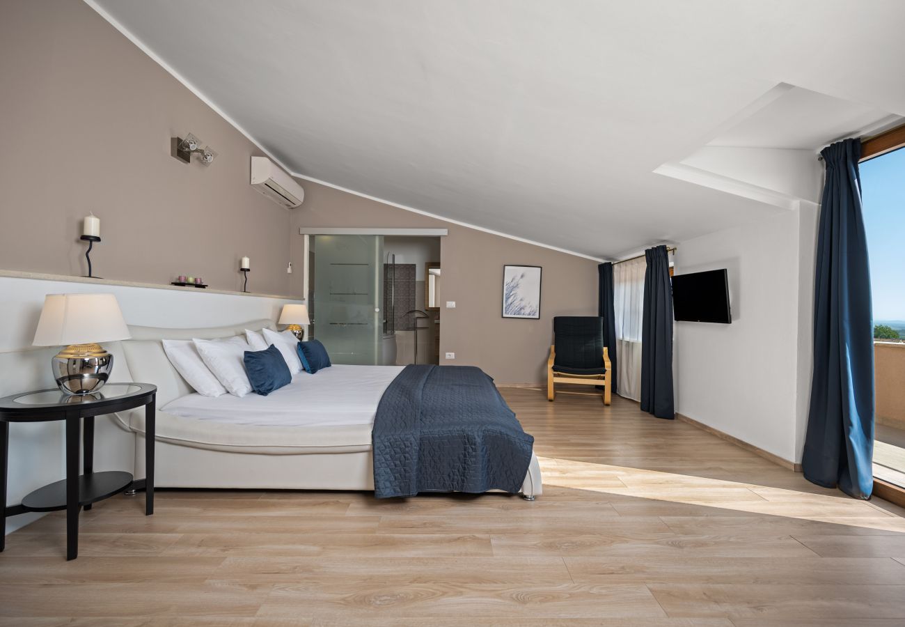 Вилла на Valentici - Villa Gambin near Poreč for 8 persons with private 36 m2 pool, whirlpool, kids playground & sea view