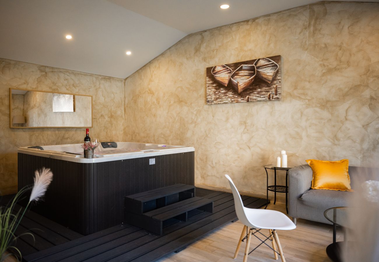 Вилла на Valentici - Villa Gambin near Poreč for 8 persons with private 36 m2 pool, whirlpool, kids playground & sea view