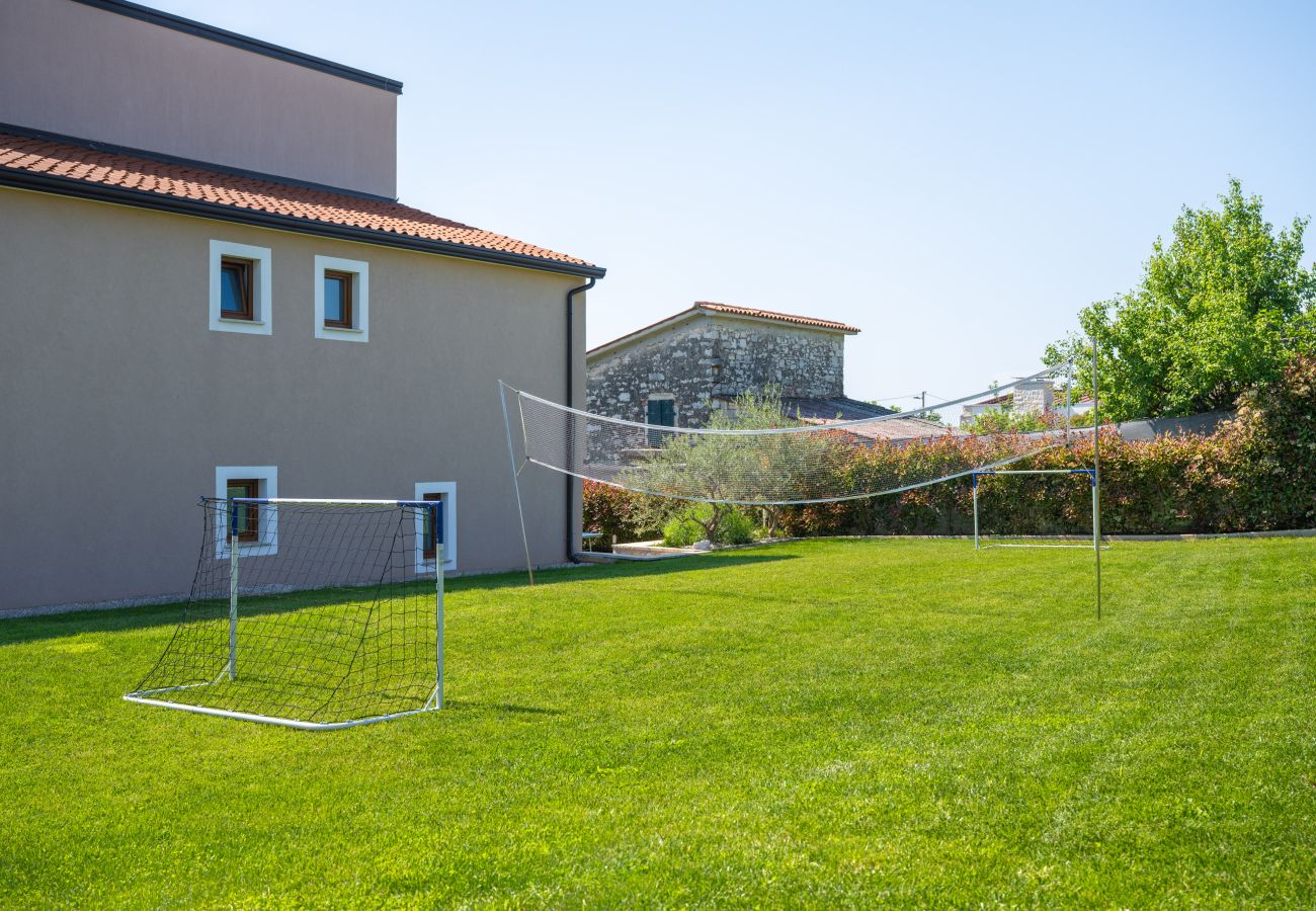 Вилла на Valentici - Villa Gambin near Poreč for 8 persons with private 36 m2 pool, whirlpool, kids playground & sea view