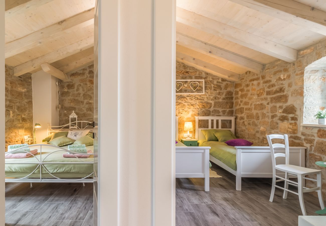 Вилла на Cerion - Villa Nonni in Central Istria for 4 persons with 32 m2 private pool, jacuzzi, free bikes & kids playground