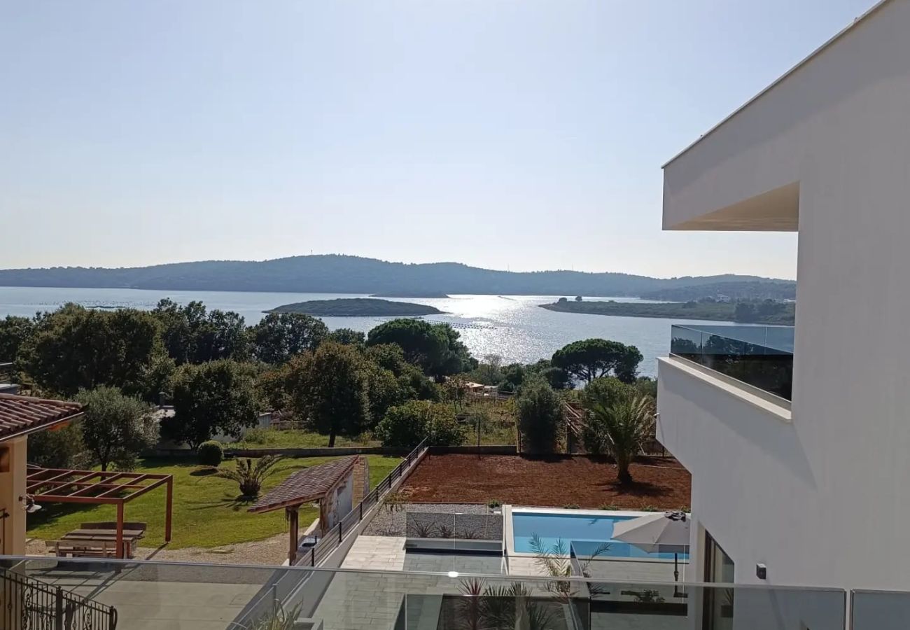 Вилла на Pomer - Villa Pergosa near Medulin for 8 persons with 38 m2 pool, sea view - only 200 meters from beach