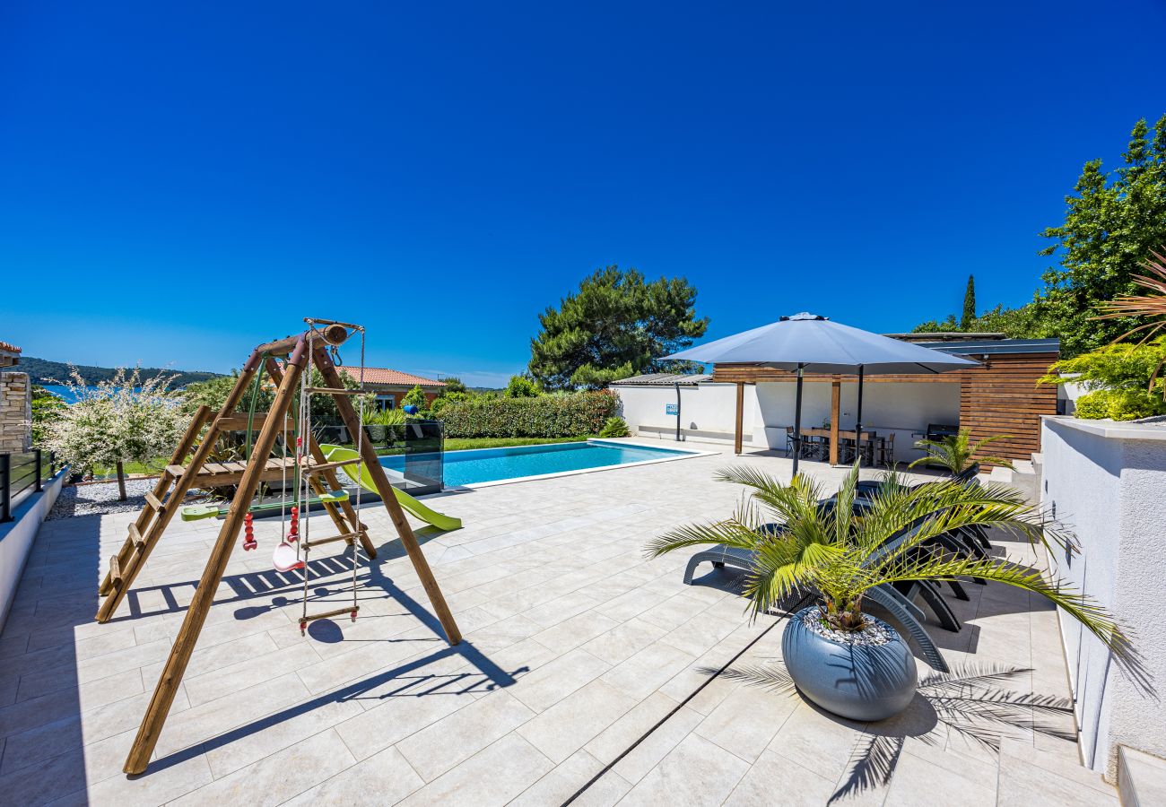 Вилла на Pomer - Villa Pergosa near Medulin for 8 persons with 38 m2 pool, sea view - only 200 meters from beach