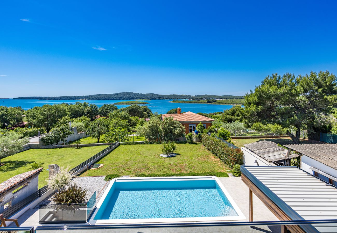 Вилла на Pomer - Villa Pergosa near Medulin for 8 persons with 38 m2 pool, sea view - only 200 meters from beach