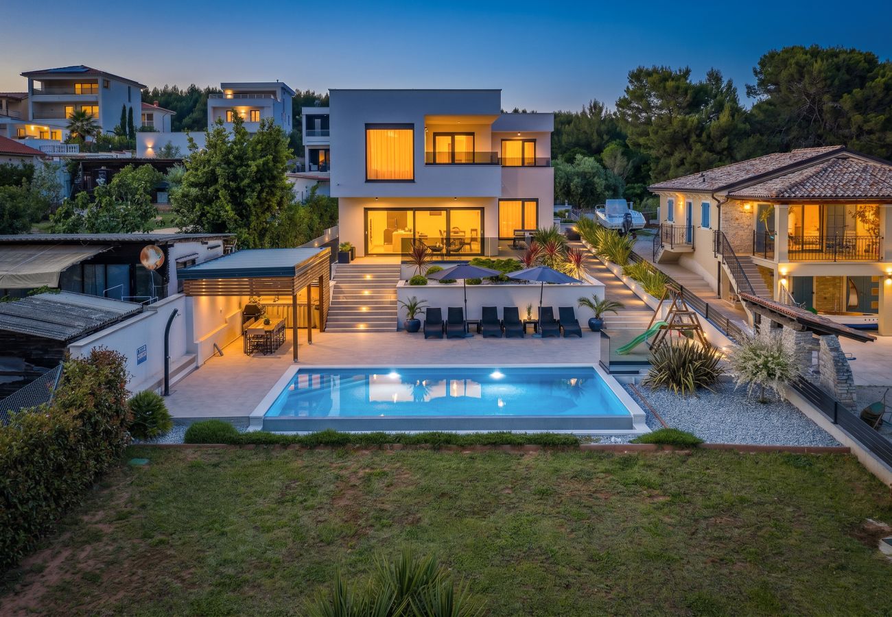 Вилла на Pomer - Villa Pergosa near Medulin for 8 persons with 38 m2 pool, sea view - only 200 meters from beach