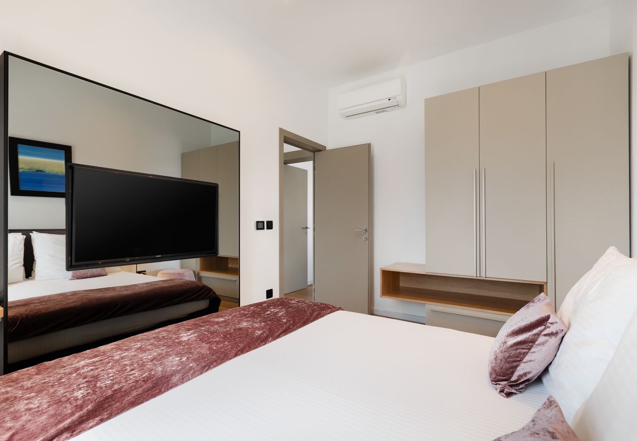 Вилла на Vintijan - Luxury Villa PS Deluxe in Pula for 8 persons with 60 m2 heated pool, wellness & sea view