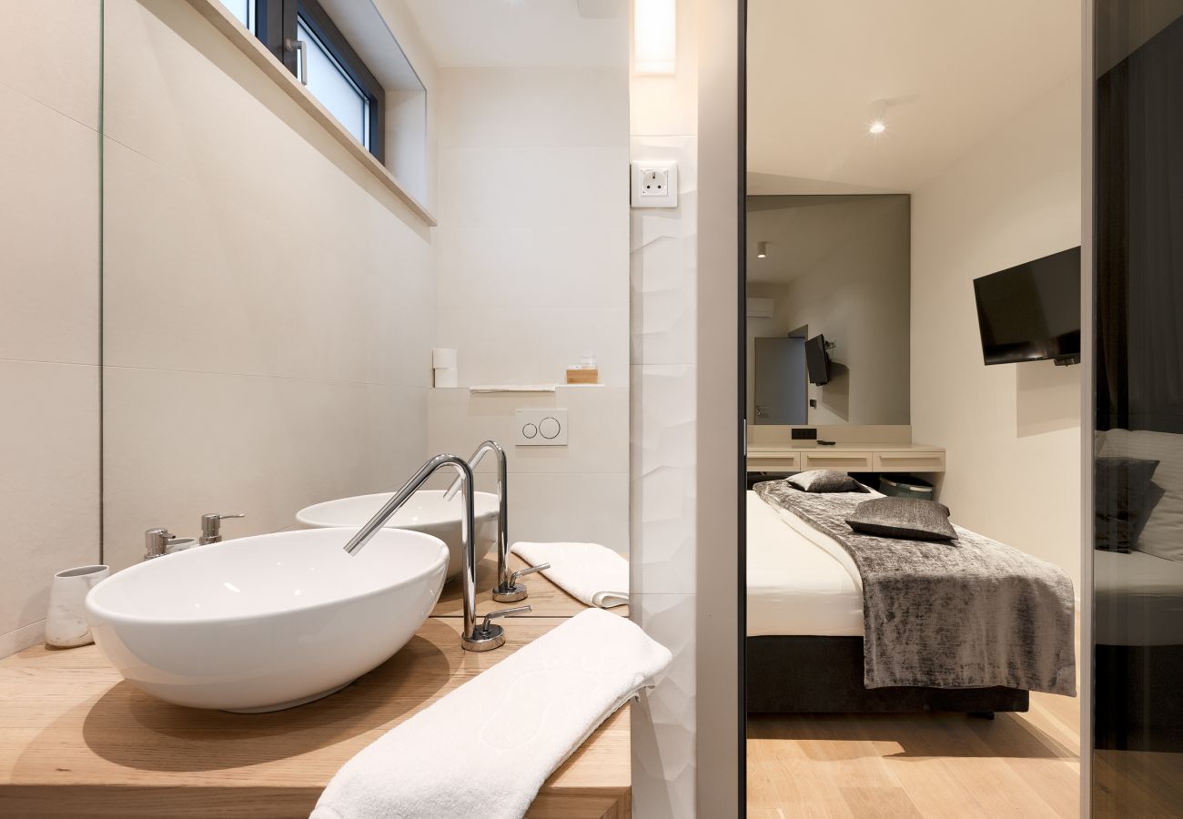 Вилла на Vintijan - Luxury Villa PS Deluxe in Pula for 8 persons with 60 m2 heated pool, wellness & sea view