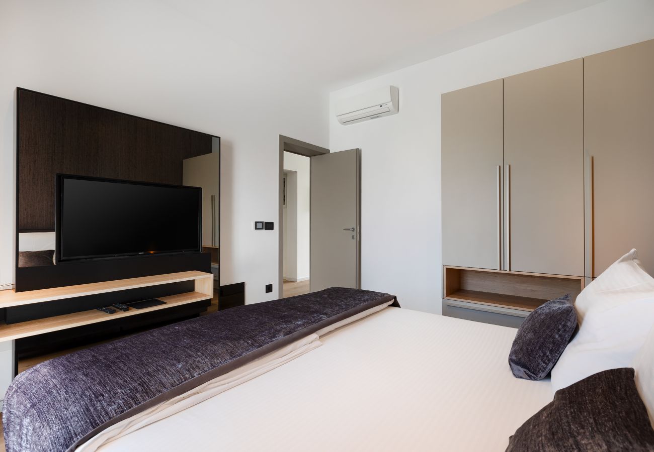 Вилла на Vintijan - Luxury Villa PS Deluxe in Pula for 8 persons with 60 m2 heated pool, wellness & sea view